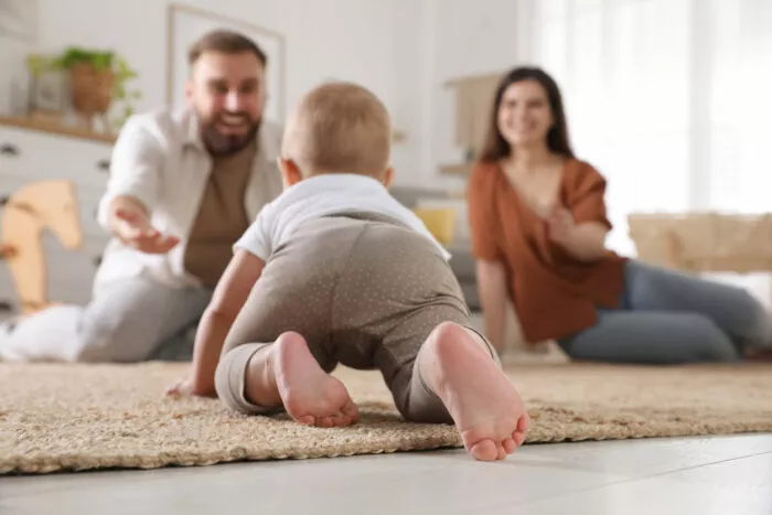 Babys nehmen beim Krabbeln mit Plastik-versehenen Staub auf