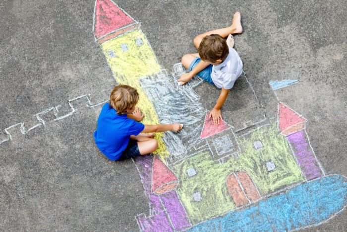 Kinder sollten viel Platz zu Spielen und Malen haben