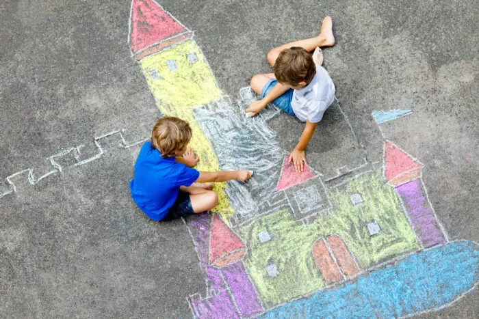 Kinder sollten viel Platz zu Spielen und Malen haben