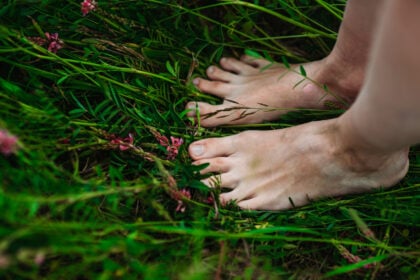 Frühling, Frische, Füße – warum riecht’s da plötzlich streng? Was man gegen Fußgeruch tun kann