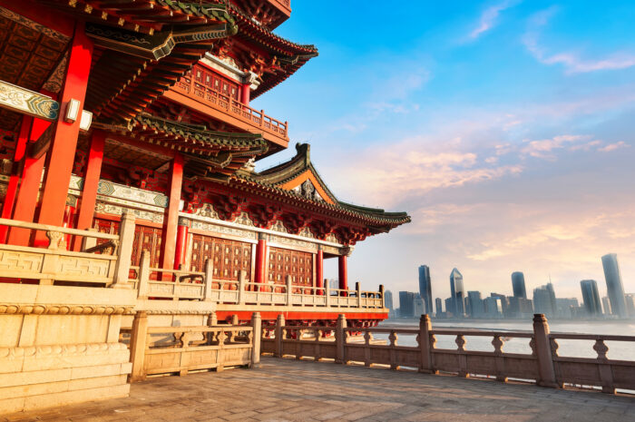 Kontrast zwischen moderne und traditionelle chinesische Architektur