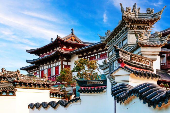 Typisch chinesische Architektur: geschwungene Dächer mit erhöhten Ecken