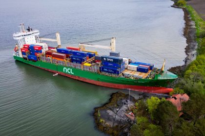 Norwegen: Bergung von Containerschiff vor einem Haus wird Tage dauern