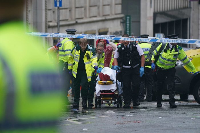 Etliche Rettungskräfte sind in Liverpool im Einsatz.