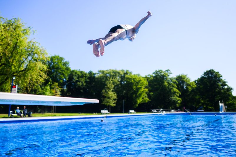 Der Besuch im Freibad könnte für viele teurer werden. (Archivbild)