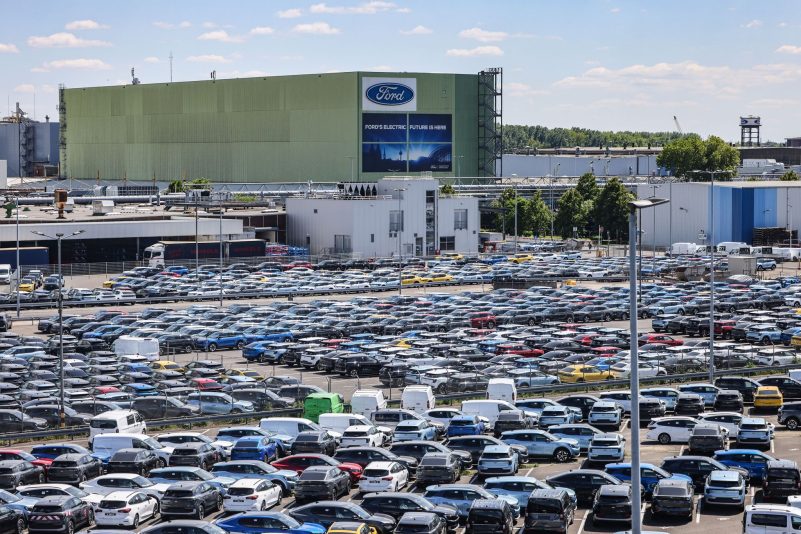 Das Angebot an neuen Ford-Fahrzeugen - hier auf einem Parkplatz auf dem Kölner Werksgelände - ist groß, die Nachfrage hält sich aber in Grenzen.