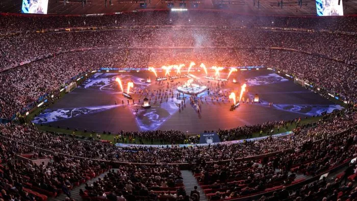 Linkin Park tritt vor dem Anpfiff auf.