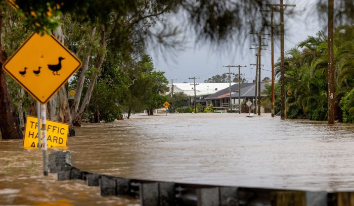 Straßen wurden völlig überschwemmt, Tausende sind ohne Strom.