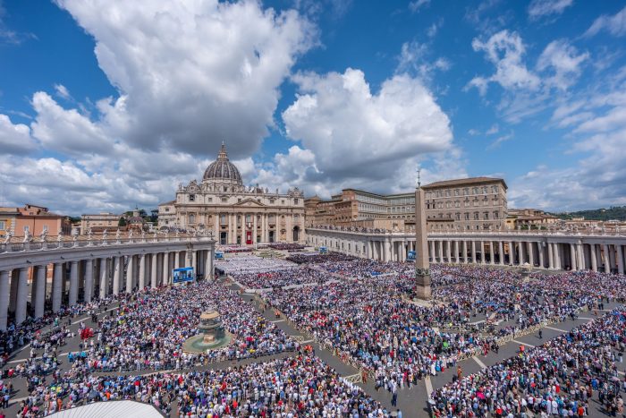 Papst Leo XIV. ist auf dem Petersplatz feierlich in sein Amt eingeführt worden.