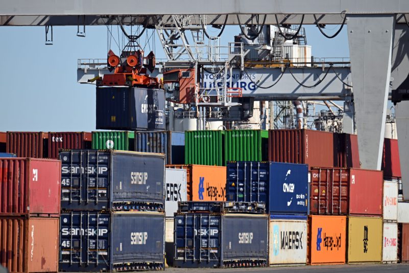 Bei einem «Zollkrieg» würde es laut Studie die größten Produktionsrückgänge in den Sektoren mit der größten Exportabhängigkeit von den USA geben.