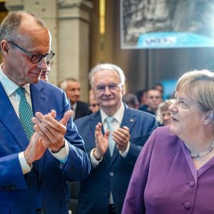 Merkel kritisiert Asylpolitik der Bundesregierung – Merz kontert: „Lösen Probleme der letzten zehn Jahre“