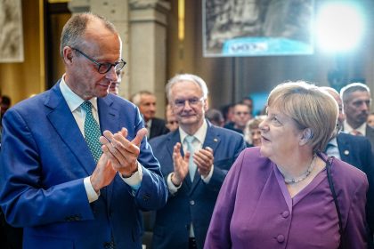Merkel kritisiert Asylpolitik der Bundesregierung – Merz kontert: „Lösen Probleme der letzten zehn Jahre“