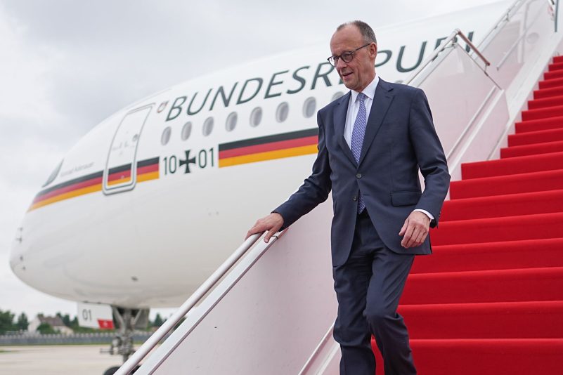 Der neue Bundeskanzler ist zu seinem ersten Besuch im Ausland in Paris eingetroffen.