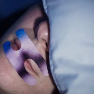 Mouth Taping: Studie warnt vor Risiken von zugeklebtem Mund