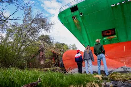 Da steht ein Containerschiff vor dem Fenster