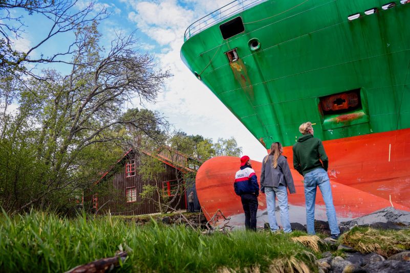 Das war knapp: Ein Containerschiff ist in einem norwegischen Fjord kurz vor einem Haus am Wasser zum Stehen gekommen.