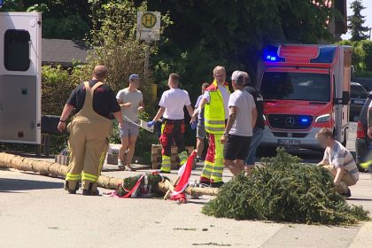 Nordrhein-Westfalen: Maibaum kippt um – mehrere Verletzte