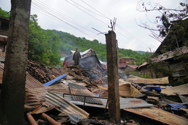 Ein Mann inspiziert sein beschädigtes Haus nach dem nächtlichen Beschuss aus Pakistan im Dorf Gingal im Bezirk Uri im indisch kontrollierten Kaschmir.