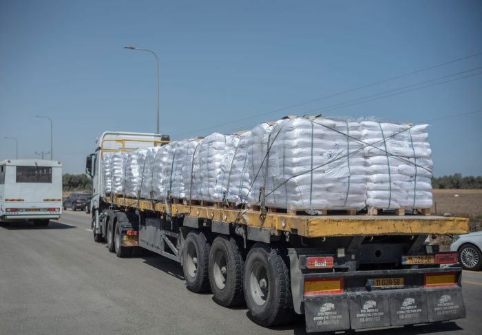 Lastwagen mit dem Logo des Welternährungsprogramms liefern Hilfsgüter über den Grenzübergang Kerem Shalom nach Gaza. (Archivbild)