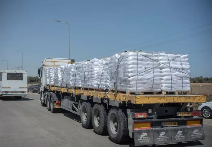 Lastwagen mit dem Logo des Welternährungsprogramms liefern Hilfsgüter über den Grenzübergang Kerem Shalom nach Gaza. (Archivbild)