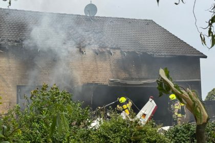 Kleinflugzeug stürzt auf Wohnhaus: Zwei Tote