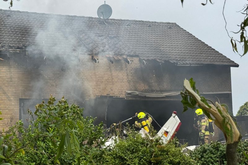 Die Feuerwehr lösche in einem Großeinsatz mit etwa 50 Kräften.