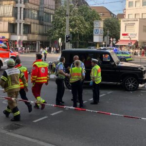 Auto fährt in Personengruppe – acht Verletzte, eine Person wiederbelebt