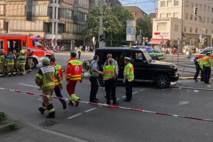 Auto fährt in Personengruppe – acht Verletzte, eine Frau ist ihren Verletzungen erlegen