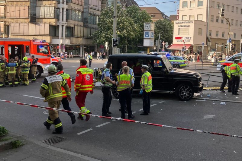 Auto fährt in Personengruppe – acht Verletzte, eine Frau ist ihren Verletzungen erlegen