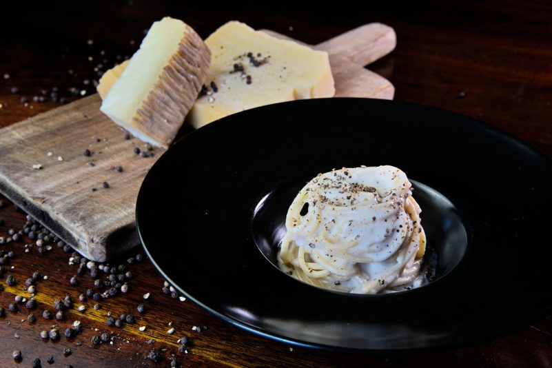Die größte Hürde bei der Zubereitung des Pastagerichts Cacio e Pepe ist das Verklumpen des Käses. Ein Forschungsteam hat nun eine Methode entwickelt, um das zu verhindern.