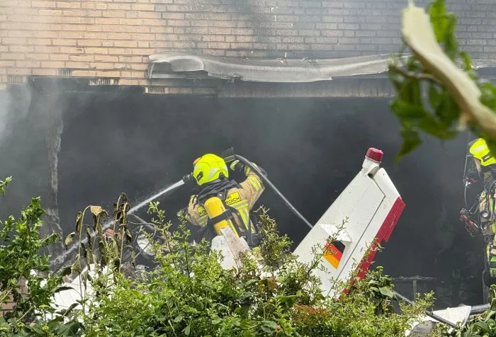 Die Feuerwehr lösche in einem Großeinsatz mit etwa 50 Kräften.
