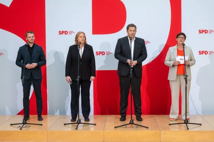 Neue erste Reihe bei der SPD: Tim Klüssendorf, Bärbel Bas und Lars Klingbeil. Die außen stehende Co-Parteichefin Saskia Esken tritt nicht mehr an.
