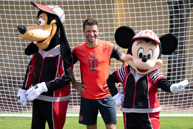 Thomas Müller mit Goofy und Micky Maus.