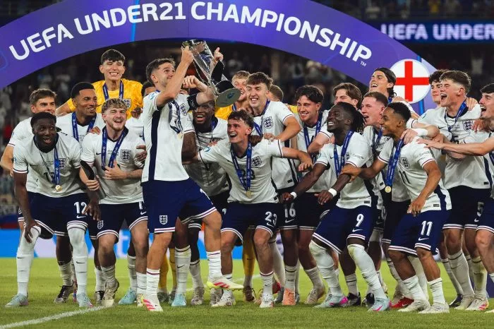 Englands Kapitän James McAtee (Mitte l) hebt den Pokal nach dem Sieg der U21 Männer über Deutschland.