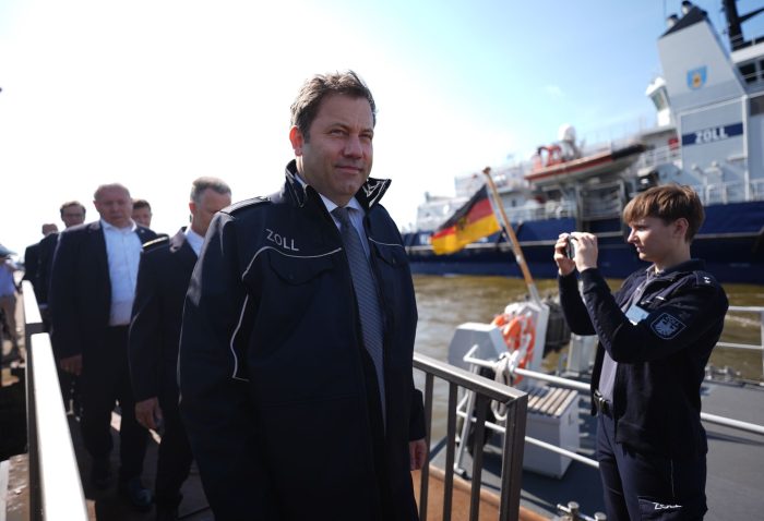 Finanzminister Klingbeil hat in Hamburg die Zoll-Jahresbilanz vorgestellt.