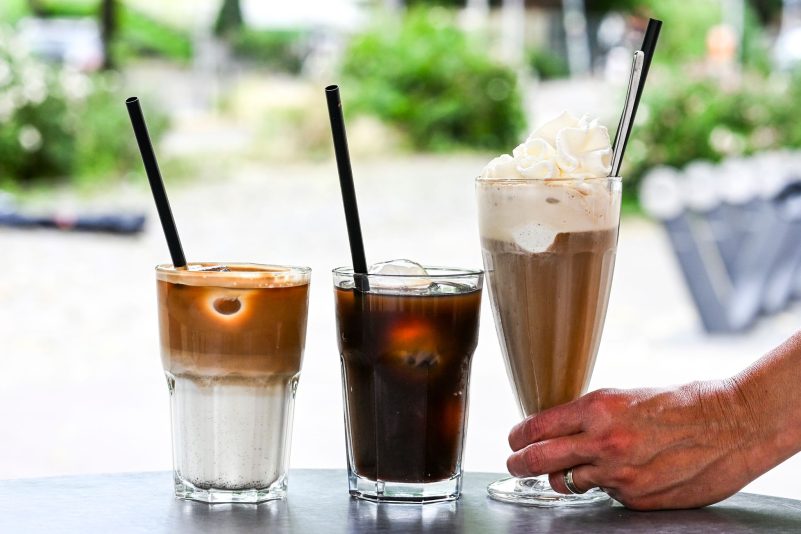 Iced Latte, Iced Coffee (also Kaffee mit Eiswürfeln) und klassischer Eiskaffee mit Vanilleeis und Sahne - präsentiert in einem Berliner Café.