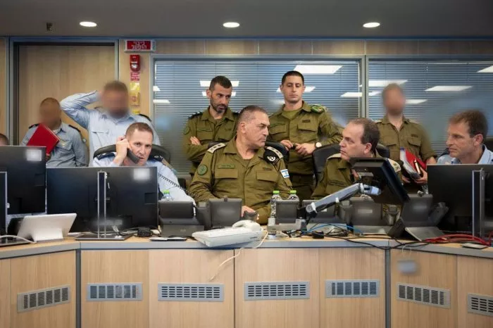 Dieses von den Israelischen Verteidigungsstreitkräften (IDF) veröffentlichte Foto zeigt den israelischen Armeechef Eyal Zamir (M), der die IDF-Schläge gegen den Iran im Situationsraum der israelischen Luftwaffe in Israel überwacht.