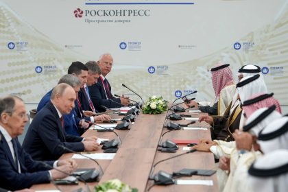 St. Petersburg: Putin will russische Rüstungsindustrie ausbauen