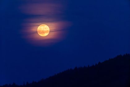 Erdbeermond am Nachthimmel über Deutschland