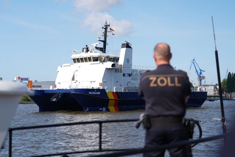 Das Küstenwachschiff «Helgoland» liegt auf der Elbe im Hamburger Hafen.
