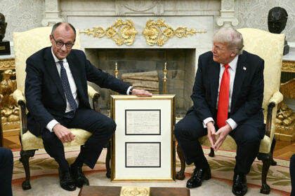 Merz schenkt Trump Geburtsurkunde seines deutschen Vorfahren