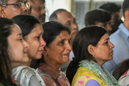 Erste Opfer von Flugzeugunglück in Indien bestattet - Schweigeminute in London