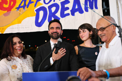 Überraschung in New York: Linker Demokrat gewinnt Vorwahl gegen früheren Gouverneur Cuomo