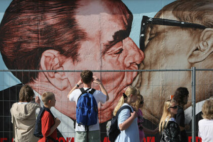 East Side Gallery: Bekanntes Bruderkuss-Bild mit Parole beschmiert