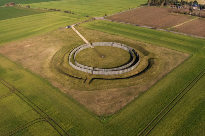 Die Kreisgrabenanlage von Goseck wird in Anlehnung an Stonehenge auch „Woodhenge“ genannt