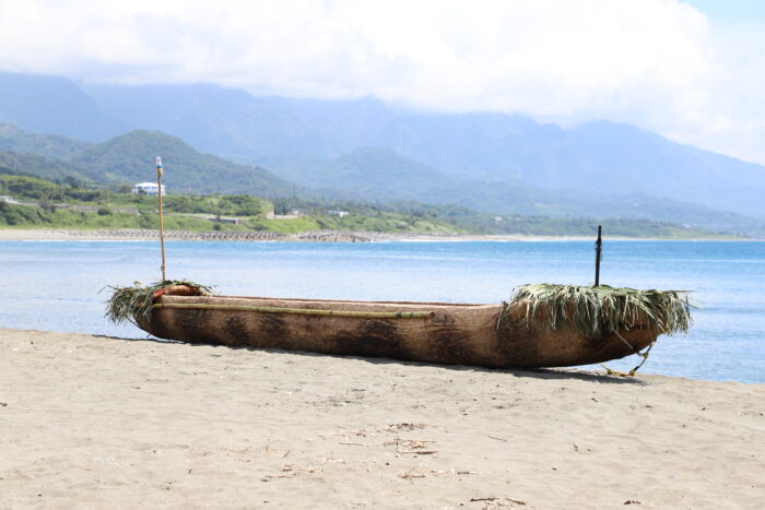 Das fertige Kanu am Strand