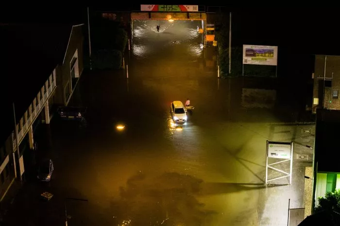 Unwetter in Krefeld: Auto steckt in überfluteter Unterführung fest