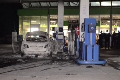 Mann mit Axt verschanzt sich an Tankstelle – Auto in Flammen