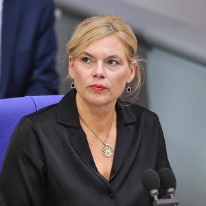 Klöckner warnt Abgeordnete vor zu legerem Kleidungsstil