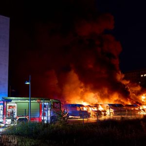 36 Transporter brennen – Staatsschutz ermittelt